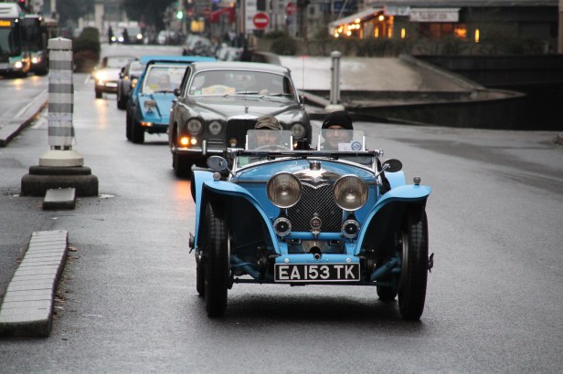defile-voitures-anciennes-12