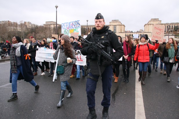 manif-contre-decret-anti-immigration-12